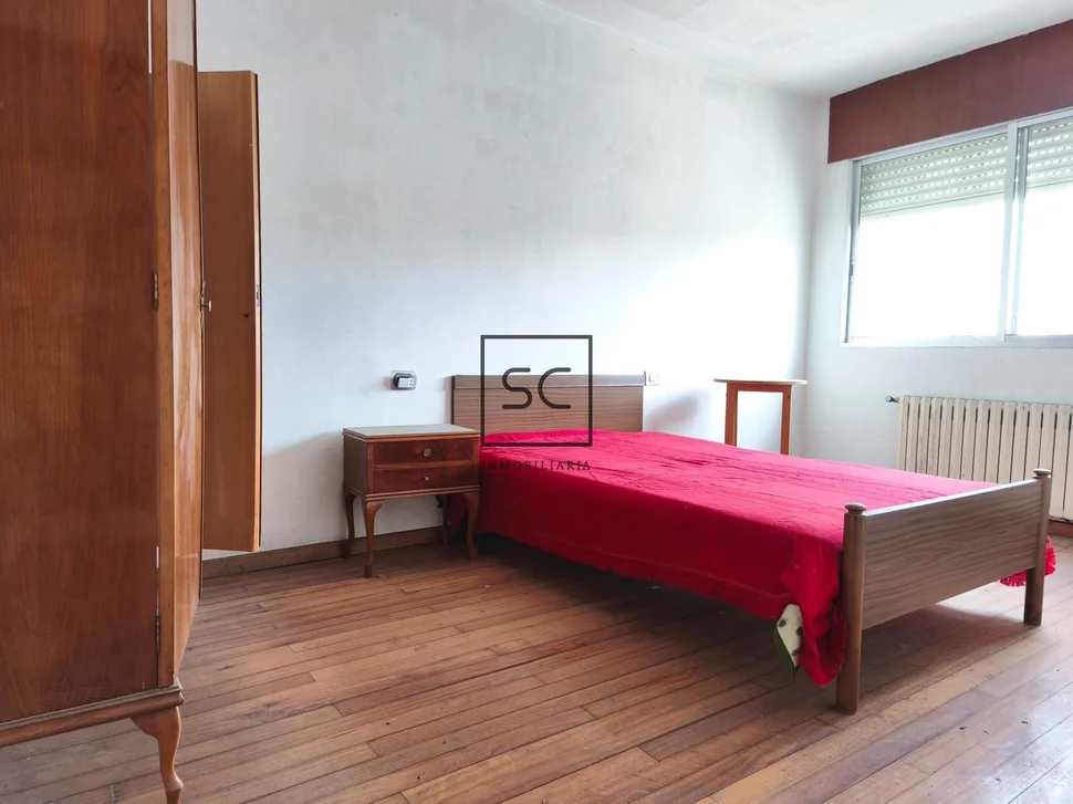 Edificio con local comercial en as pontes