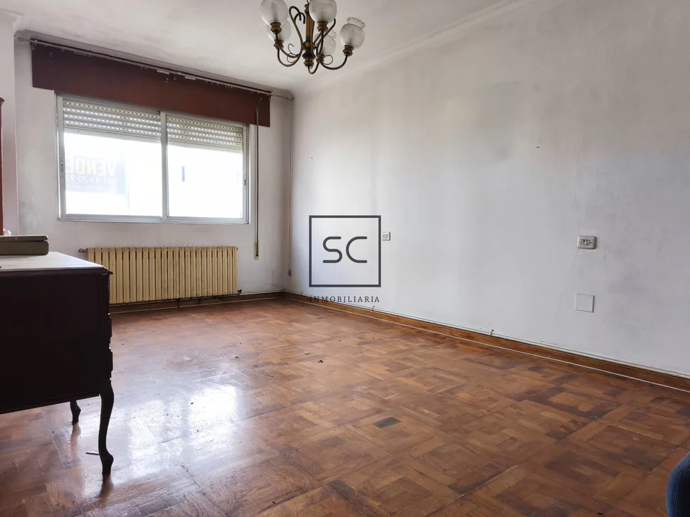 Edificio con local comercial en as pontes