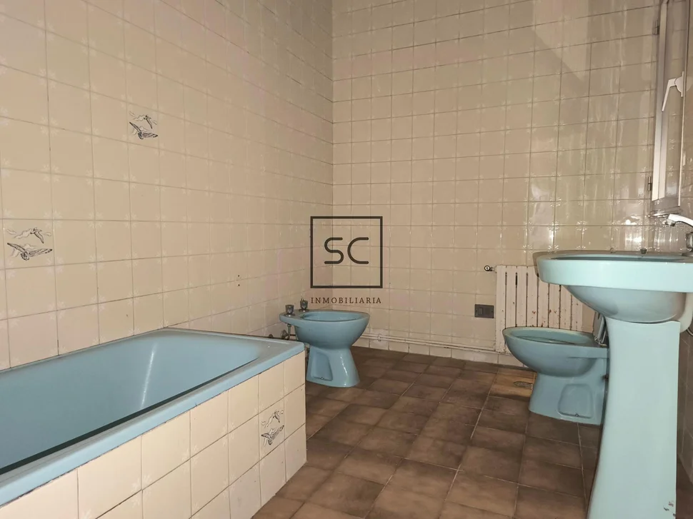 Edificio con local comercial en as pontes