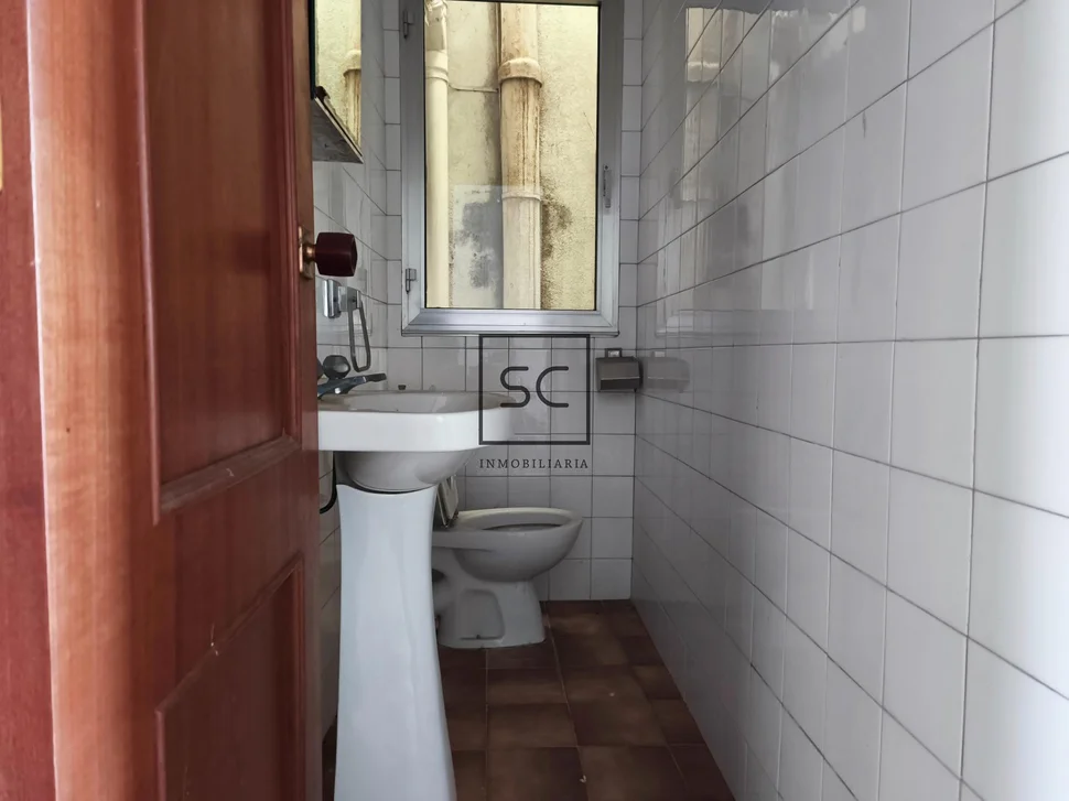 Edificio con local comercial en as pontes