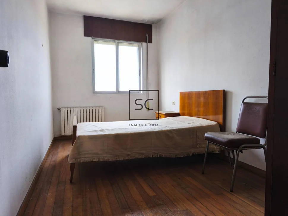 Edificio con local comercial en as pontes