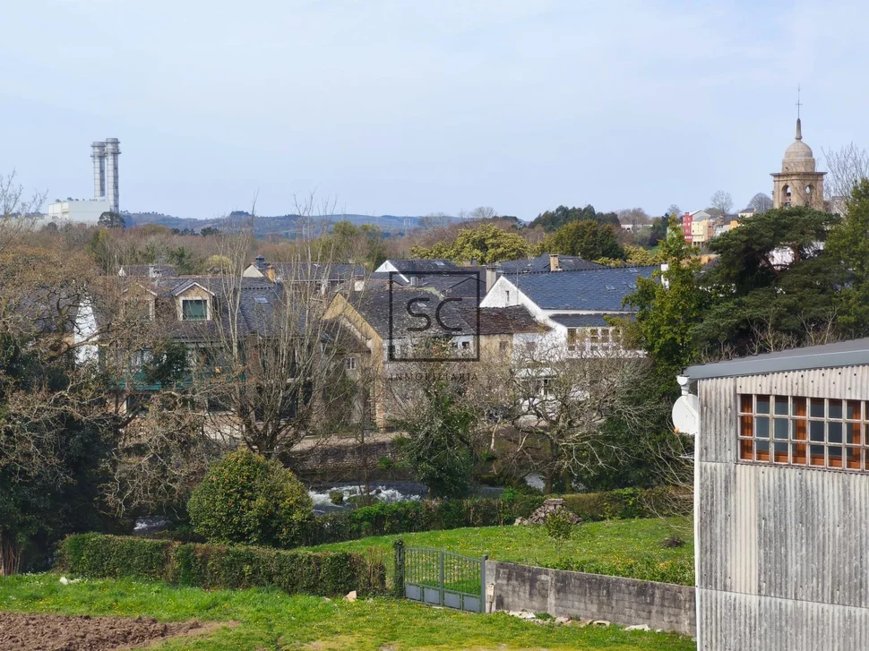 Edificio con local comercial en as pontes