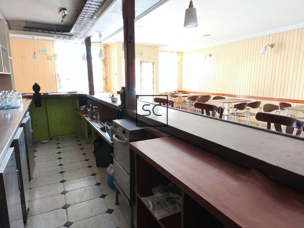 Edificio con local comercial en as pontes