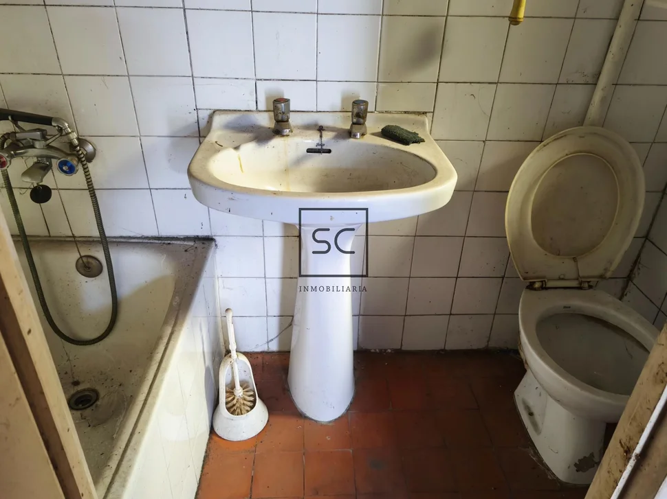 Edificio con local comercial en as pontes