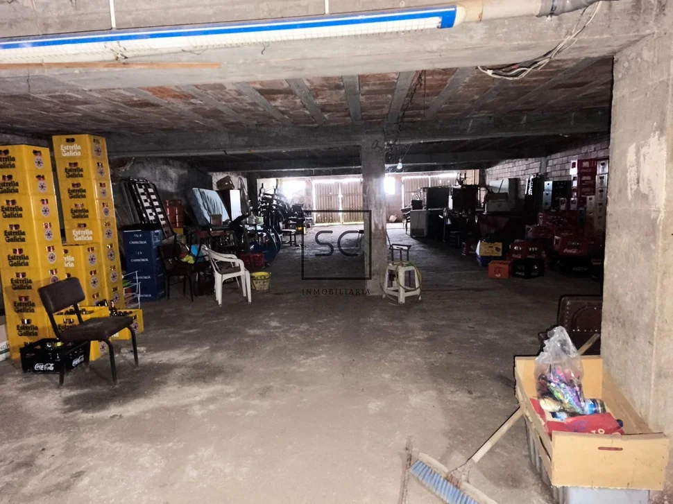 Edificio con local comercial en as pontes