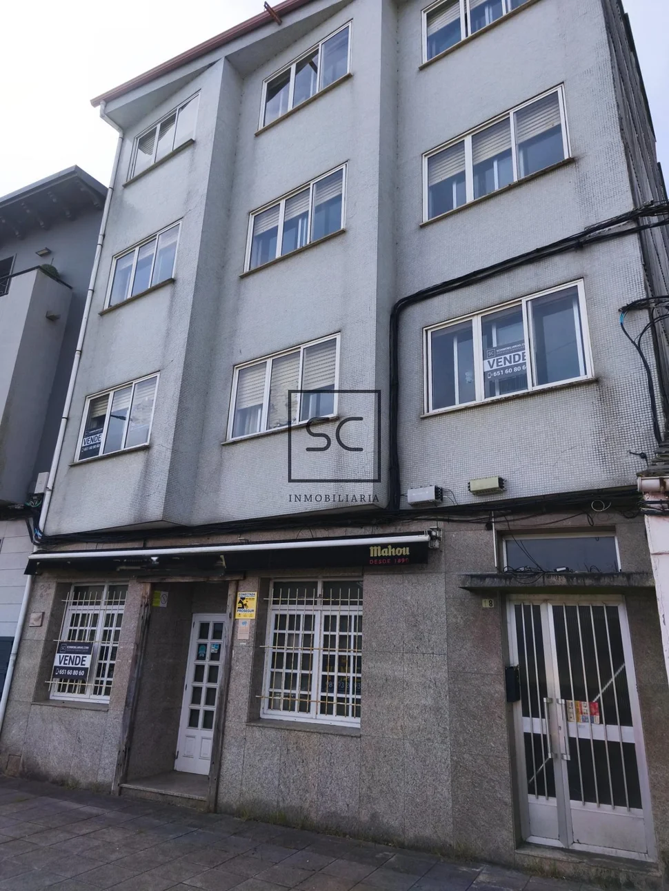 Edificio con local comercial en as pontes