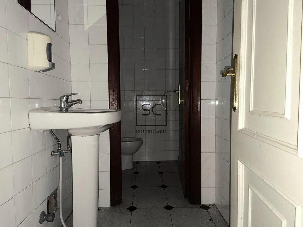 Edificio con local comercial en as pontes