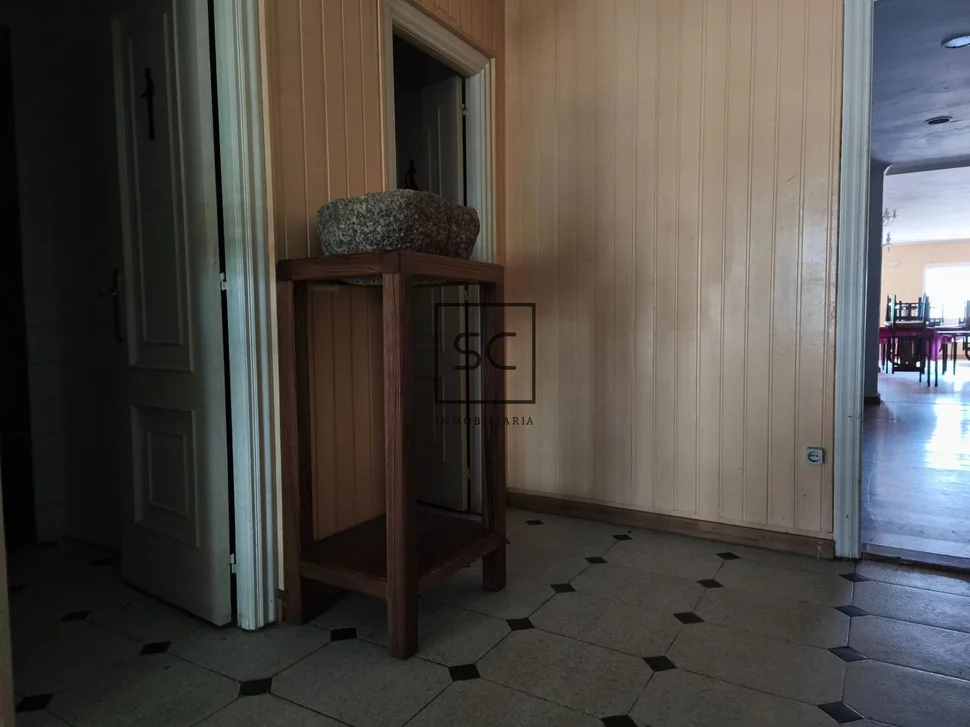 Edificio con local comercial en as pontes