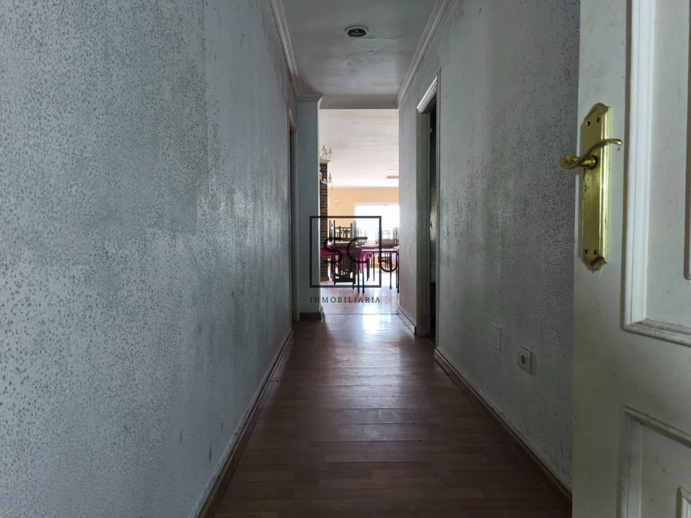 Edificio con local comercial en as pontes