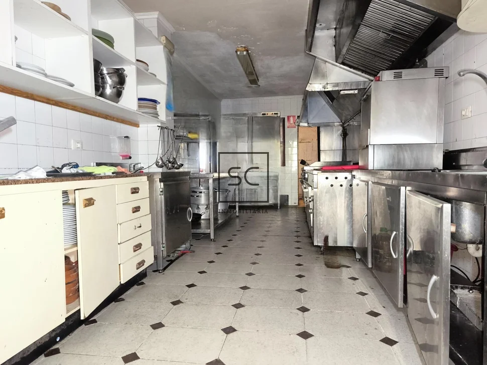 Edificio con local comercial en as pontes