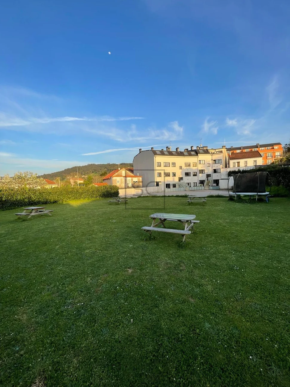 Bajo vivienda con terraza en neda