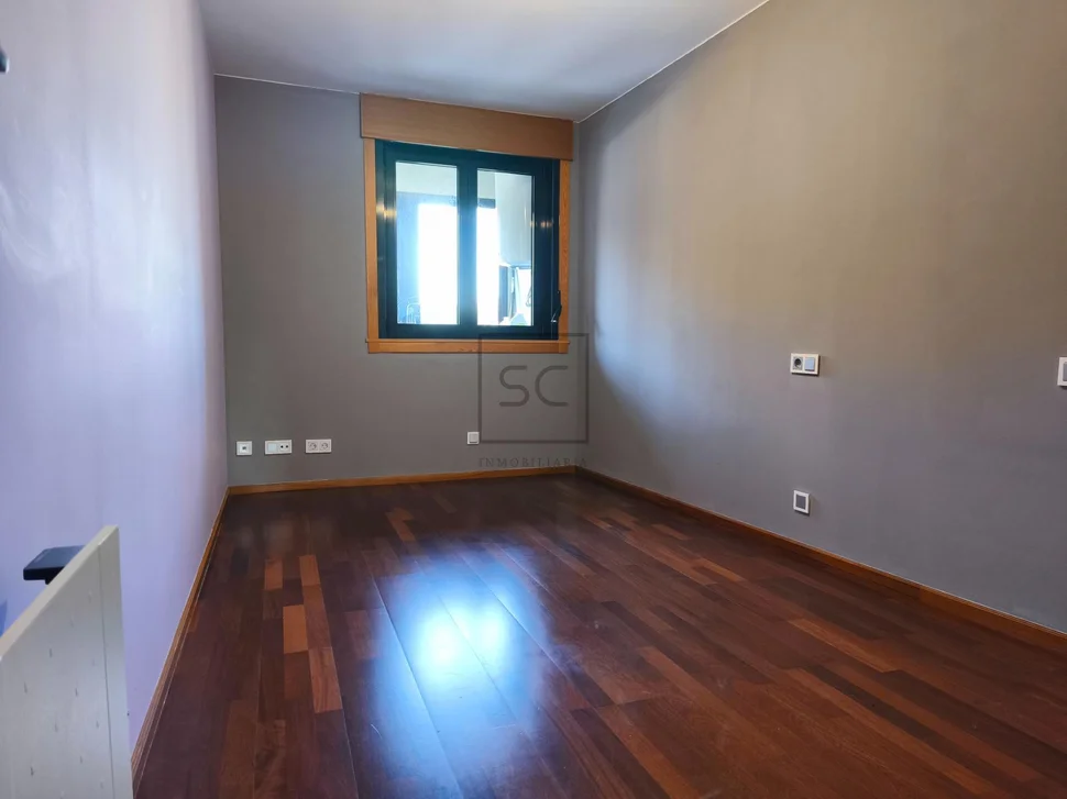 Bajo vivienda con terraza en neda