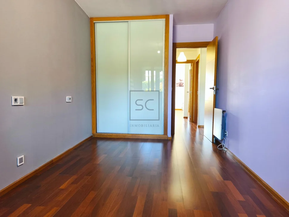 Bajo vivienda con terraza en neda