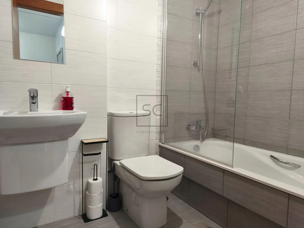 Bajo vivienda con terraza en neda