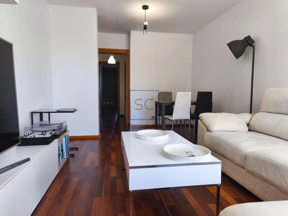 Bajo vivienda con terraza en neda