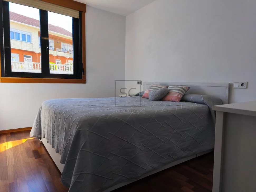 Bajo vivienda con terraza en neda