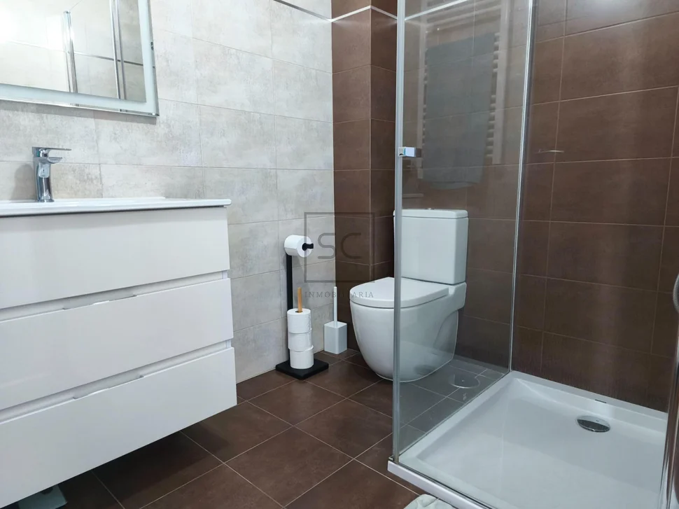 Bajo vivienda con terraza en neda