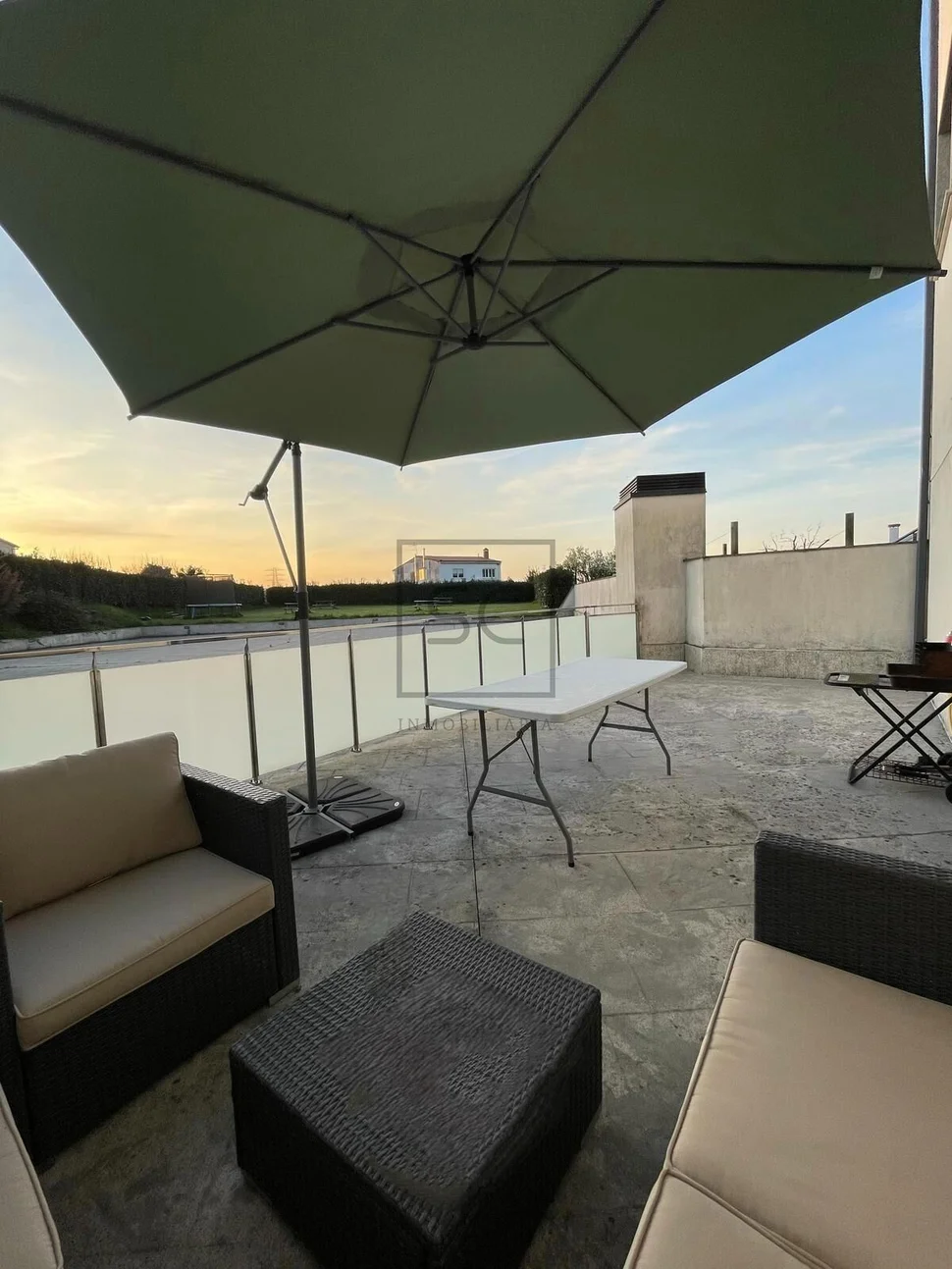 Bajo vivienda con terraza en neda