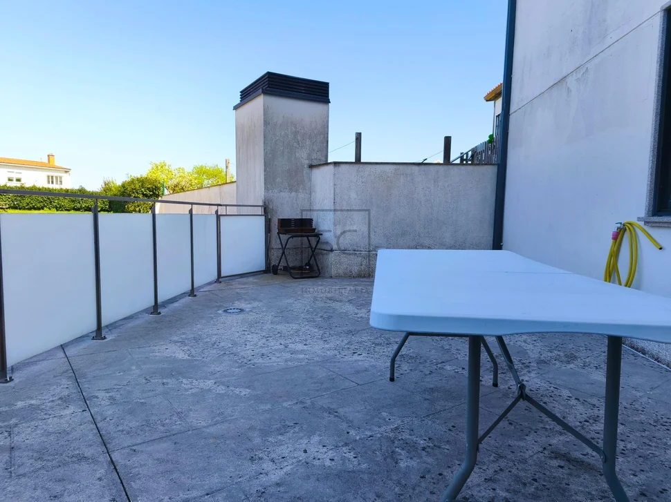 Bajo vivienda con terraza en neda
