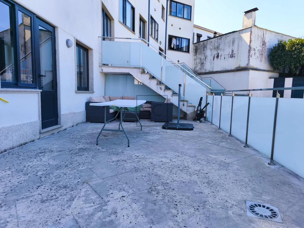 Bajo vivienda con terraza en neda