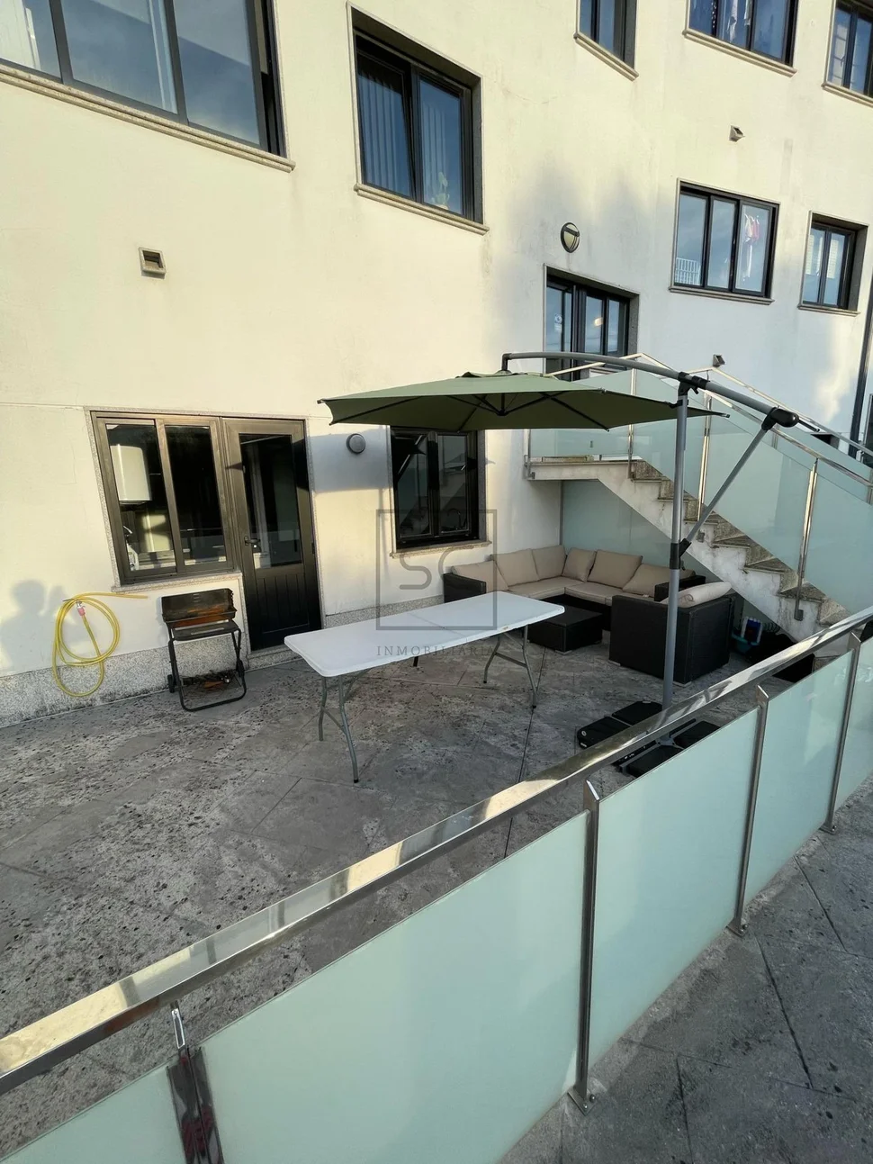 Bajo vivienda con terraza en neda