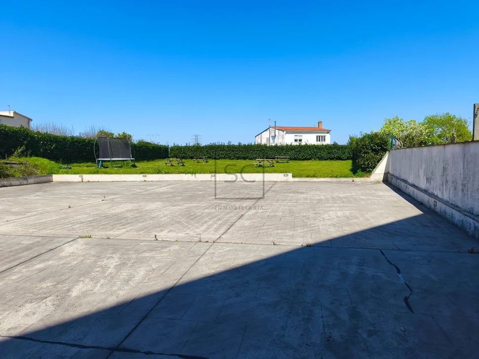 Bajo vivienda con terraza en neda