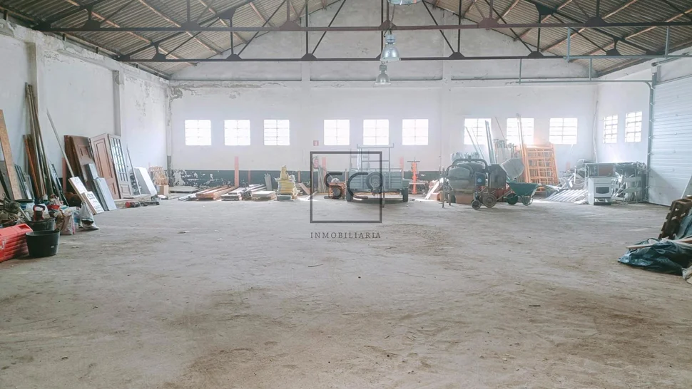 Amplio conjunto comercial, tres locales y nave en canido, ferrol