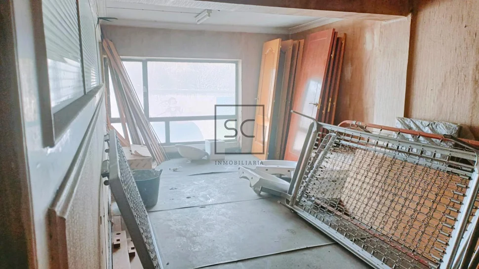 Amplio conjunto comercial, tres locales y nave en canido, ferrol