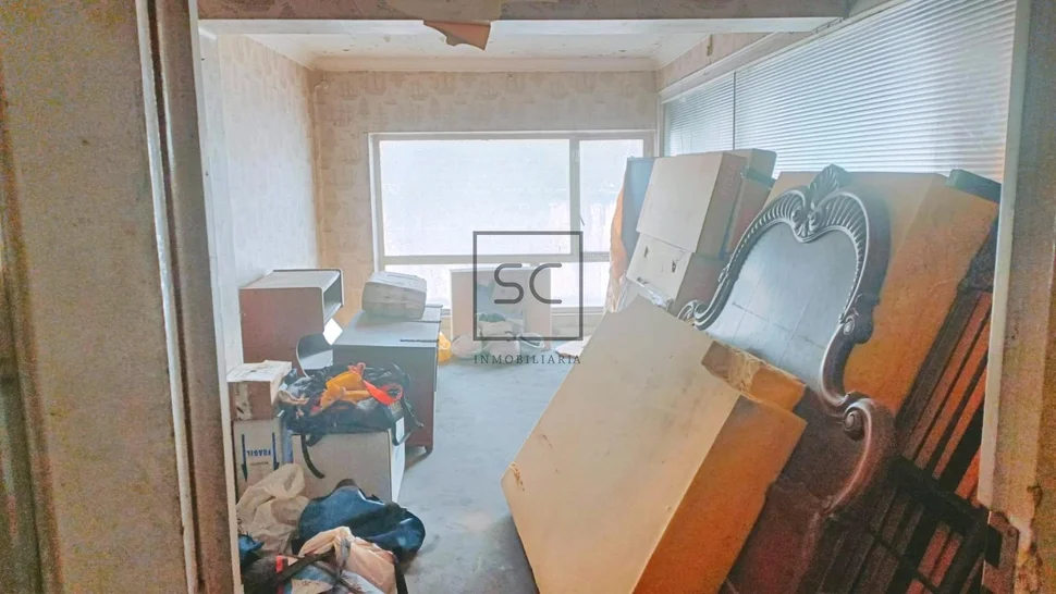 Amplio conjunto comercial, tres locales y nave en canido, ferrol