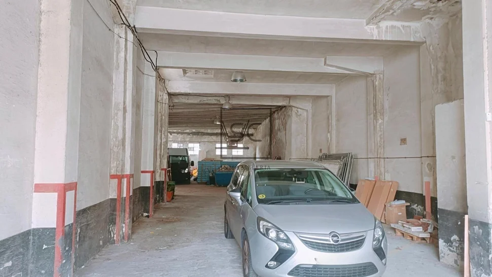 Amplio conjunto comercial, tres locales y nave en canido, ferrol