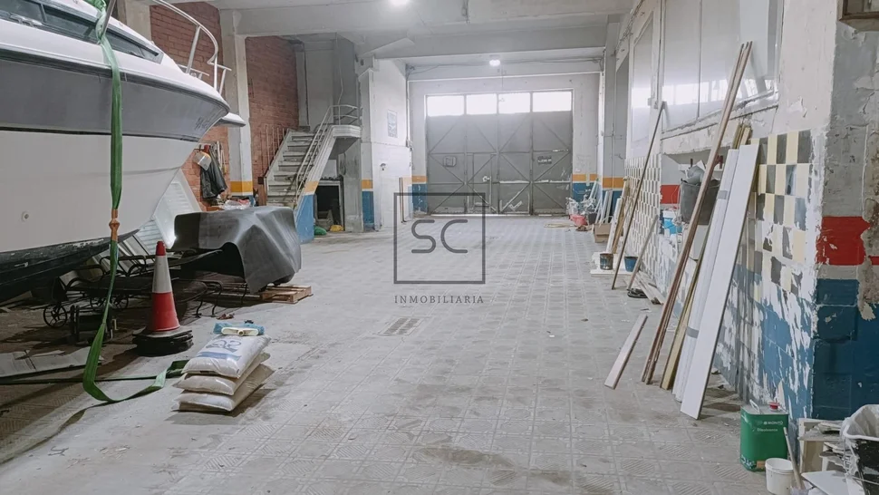 Amplio conjunto comercial, tres locales y nave en canido, ferrol