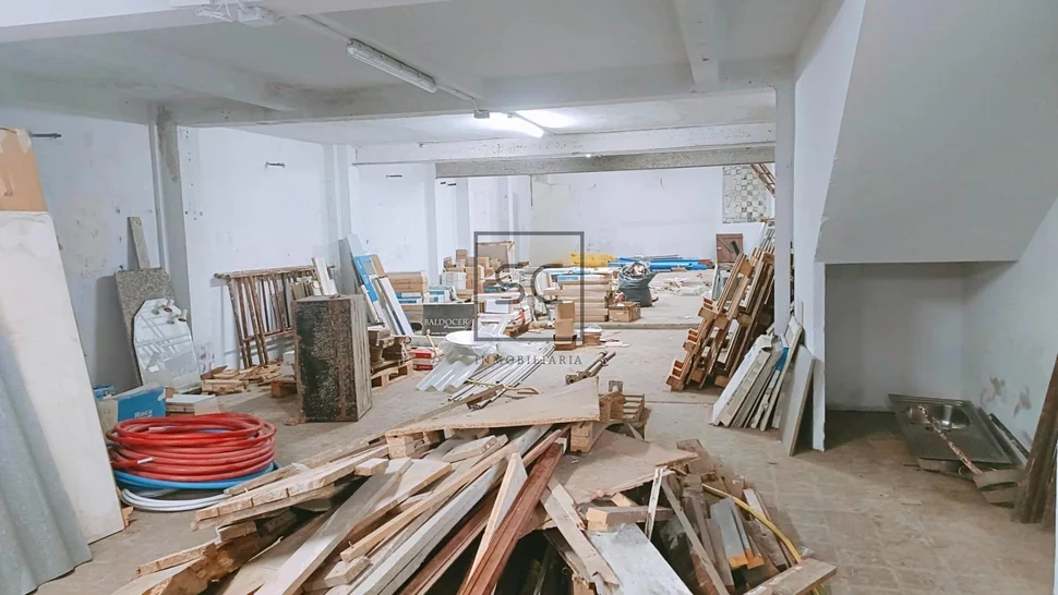 Amplio conjunto comercial, tres locales y nave en canido, ferrol