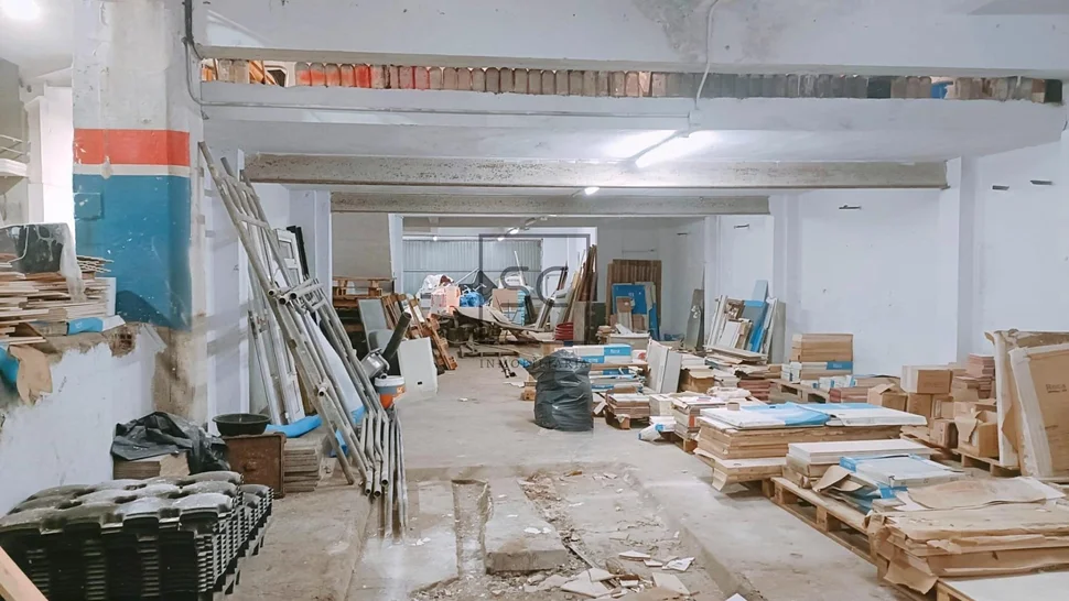 Amplio conjunto comercial, tres locales y nave en canido, ferrol