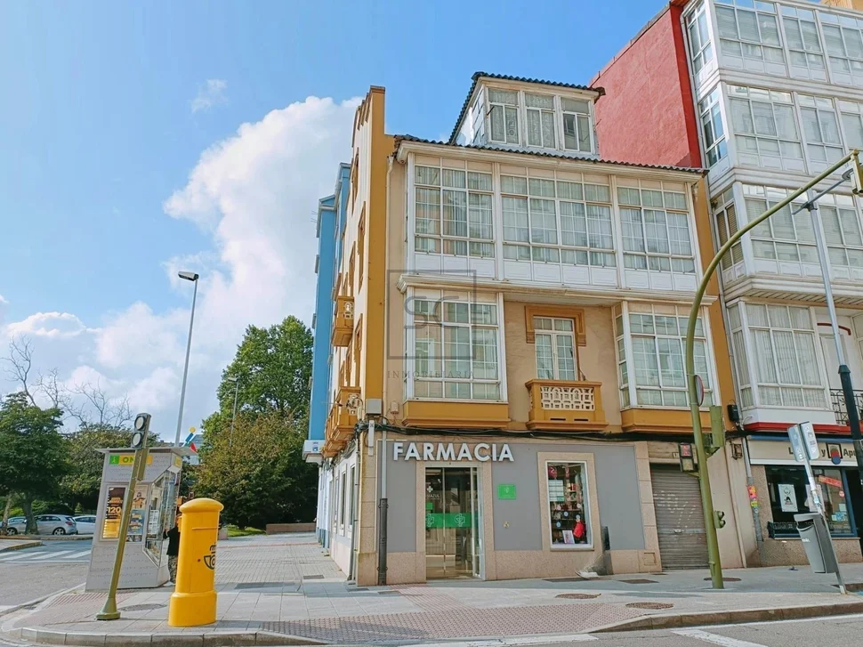Edificio con tres plantas para reforma integral en portanova, ferrol