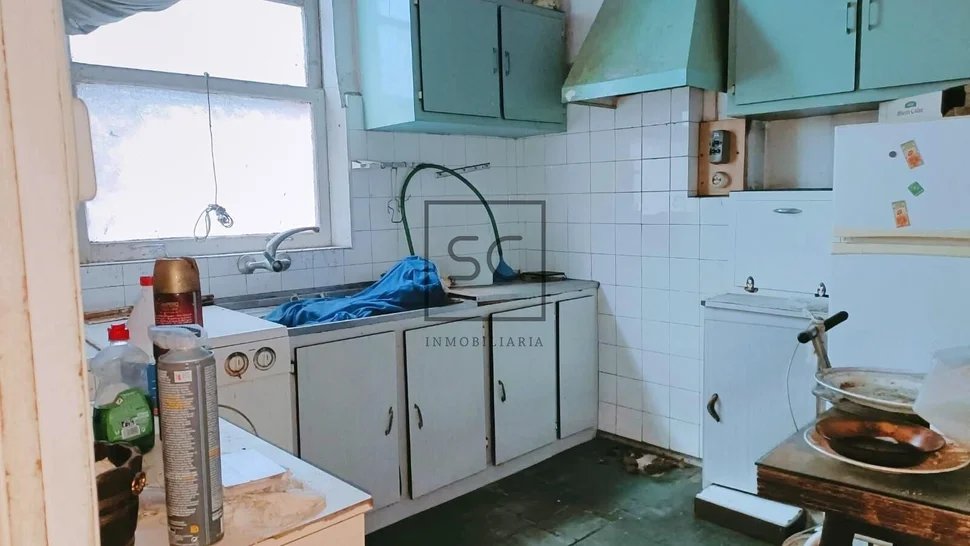 Edificio con tres plantas para reforma integral en portanova, ferrol