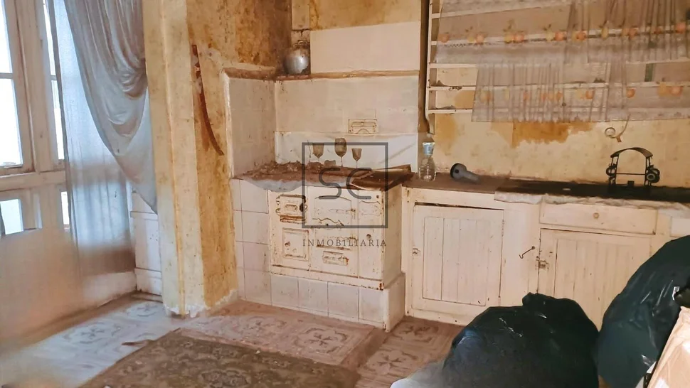 Edificio con tres plantas para reforma integral en portanova, ferrol