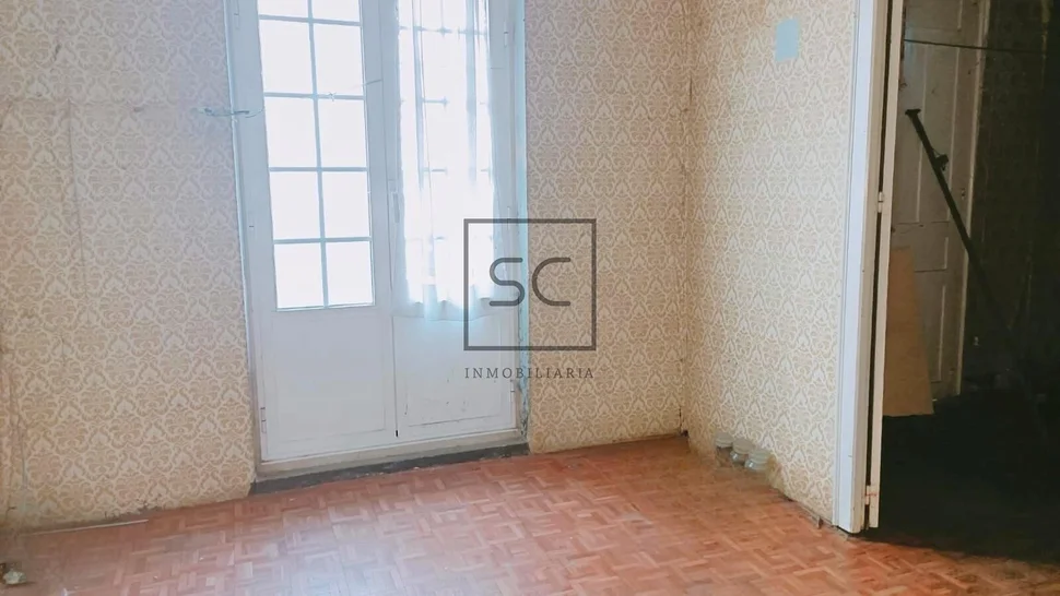 Edificio con tres plantas para reforma integral en portanova, ferrol