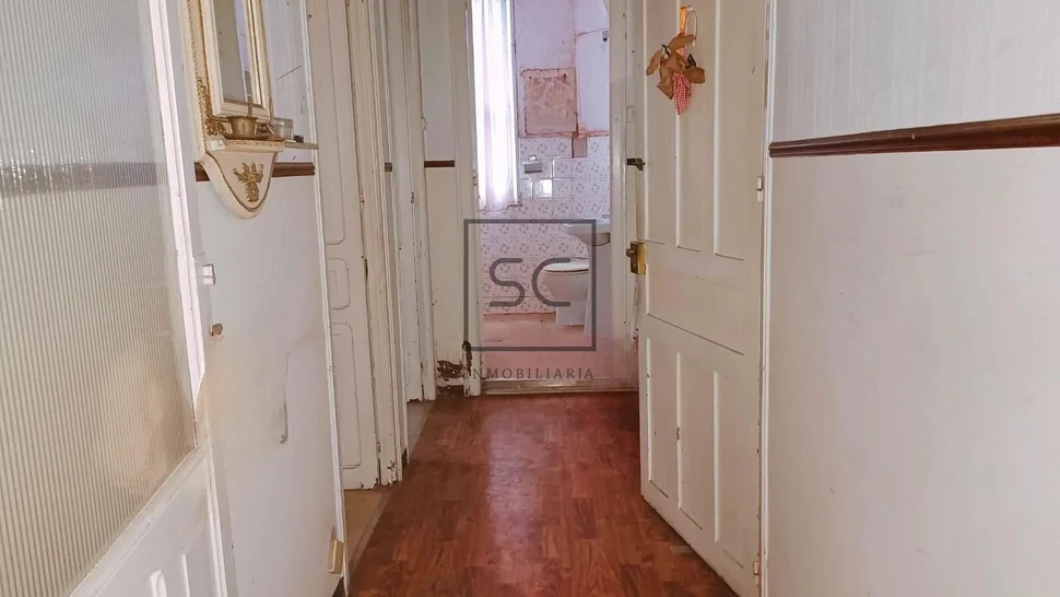 Edificio con tres plantas para reforma integral en portanova, ferrol