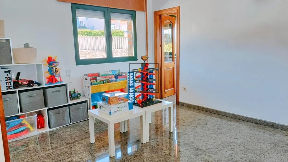 Amplia casa con vistas a la ría en fene