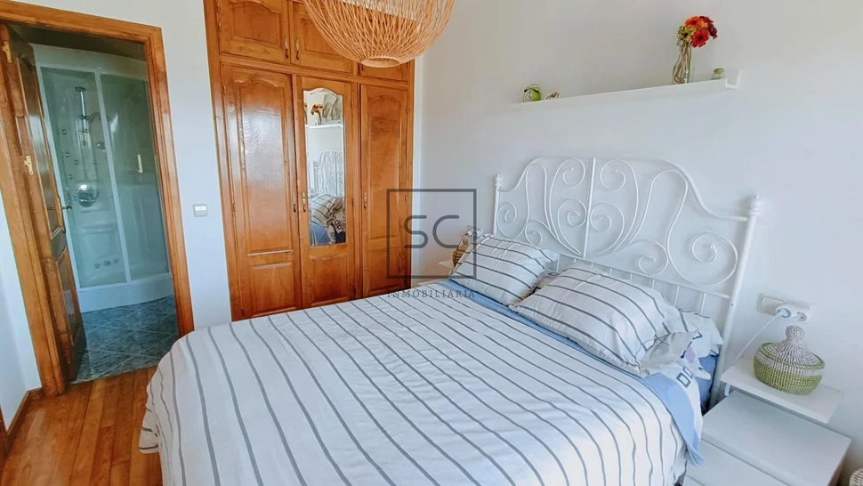 Amplia casa con vistas a la ría en fene