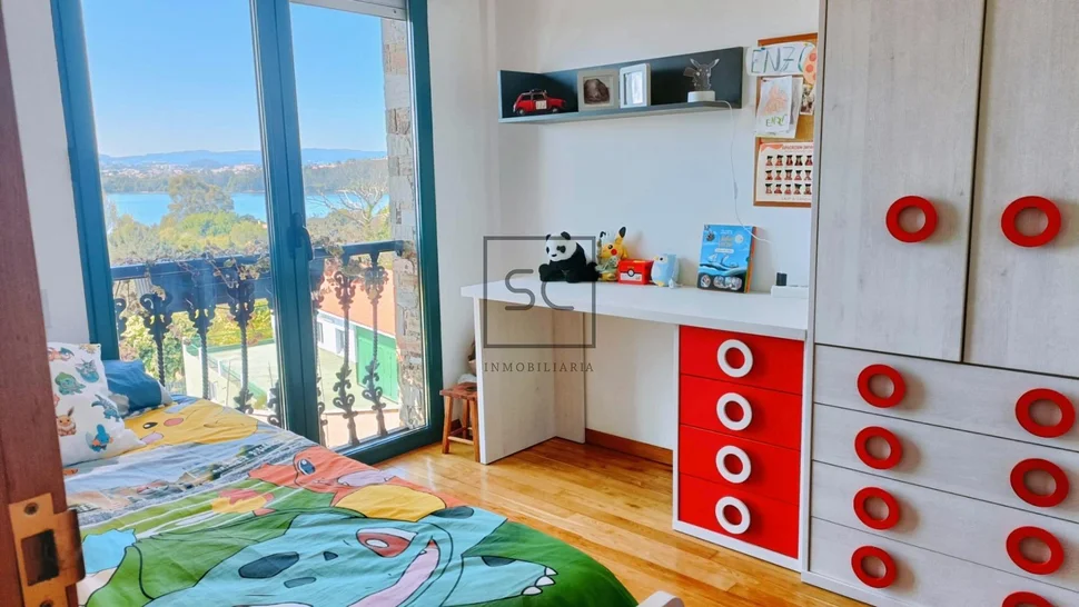 Amplia casa con vistas a la ría en fene