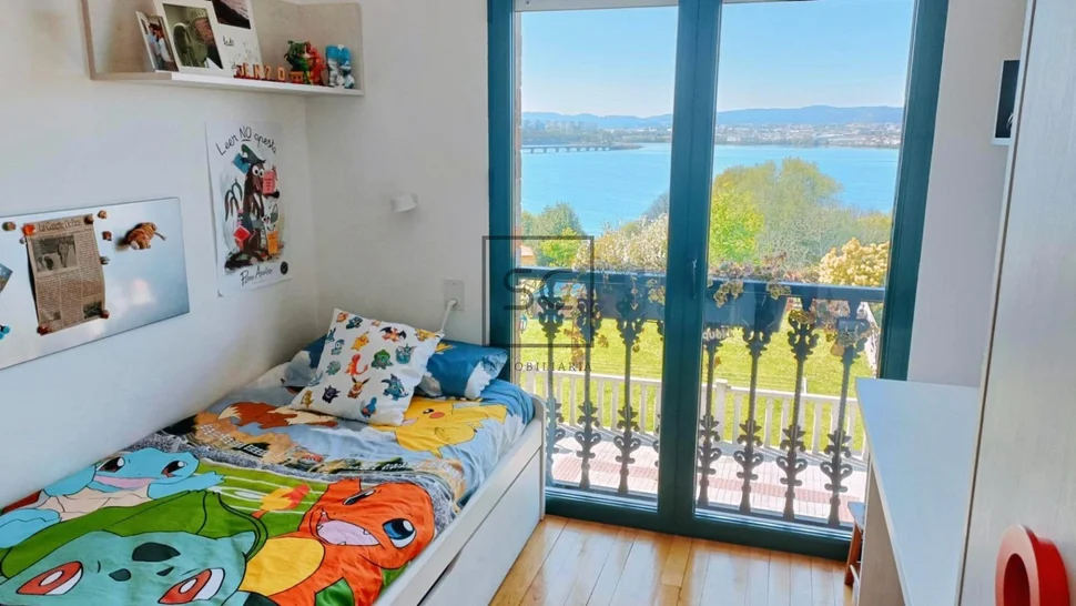 Amplia casa con vistas a la ría en fene