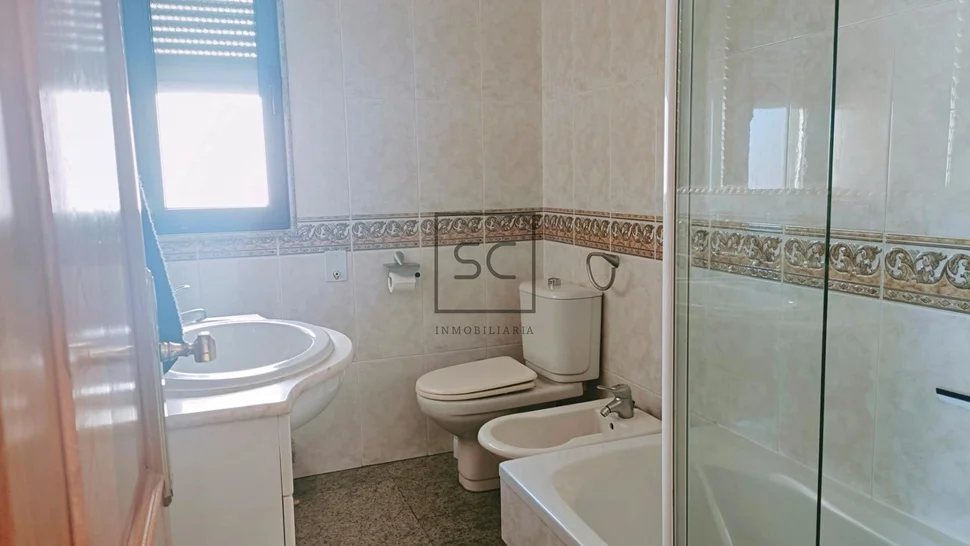 Amplia casa con vistas a la ría en fene