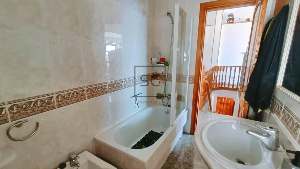 Amplia casa con vistas a la ría en fene