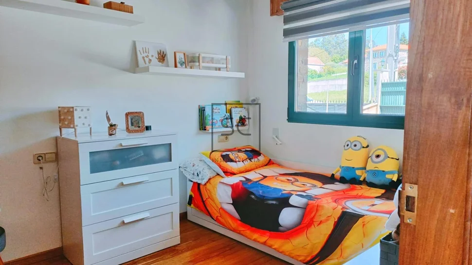 Amplia casa con vistas a la ría en fene