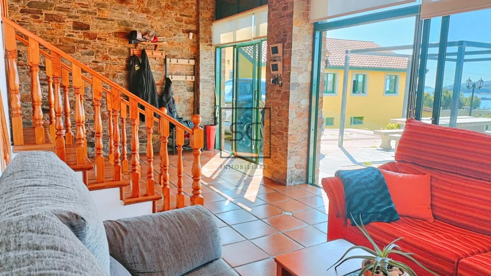 Amplia casa con vistas a la ría en fene