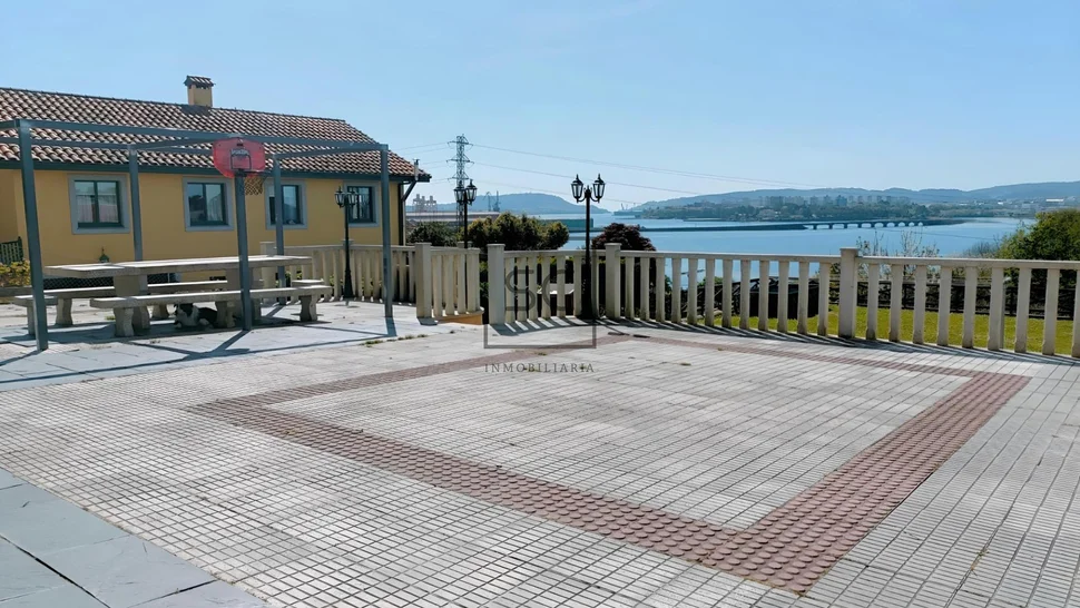 Amplia casa con vistas a la ría en fene