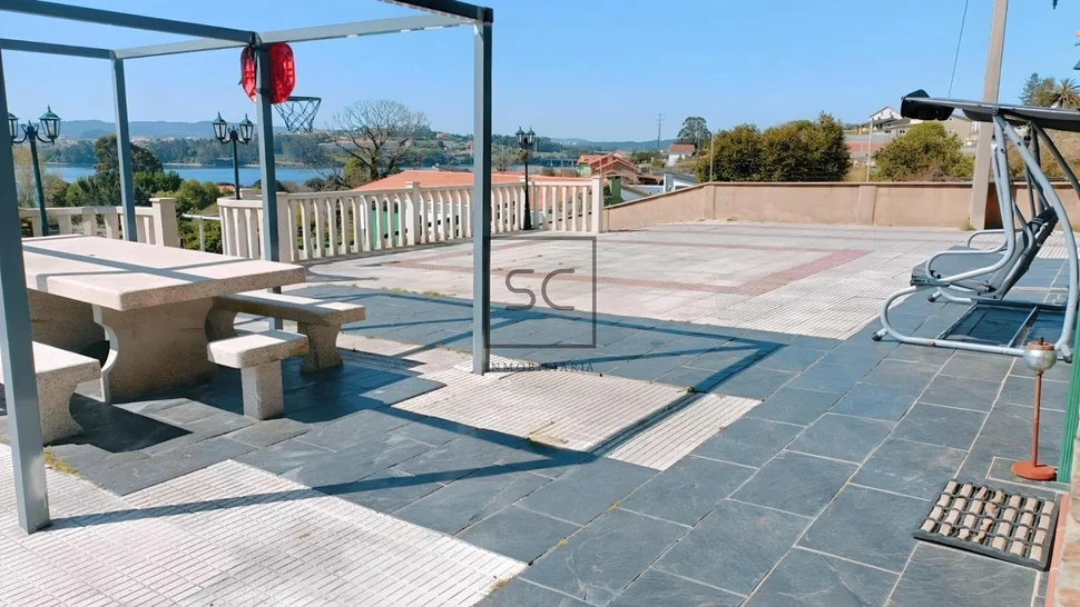 Amplia casa con vistas a la ría en fene