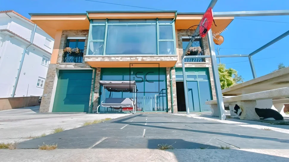 Amplia casa con vistas a la ría en fene