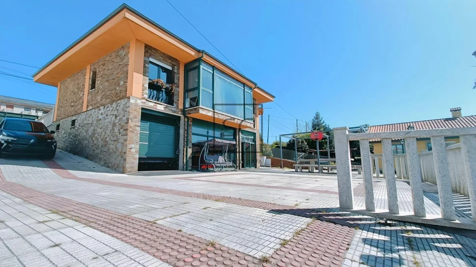 Amplia casa con vistas a la ría en fene